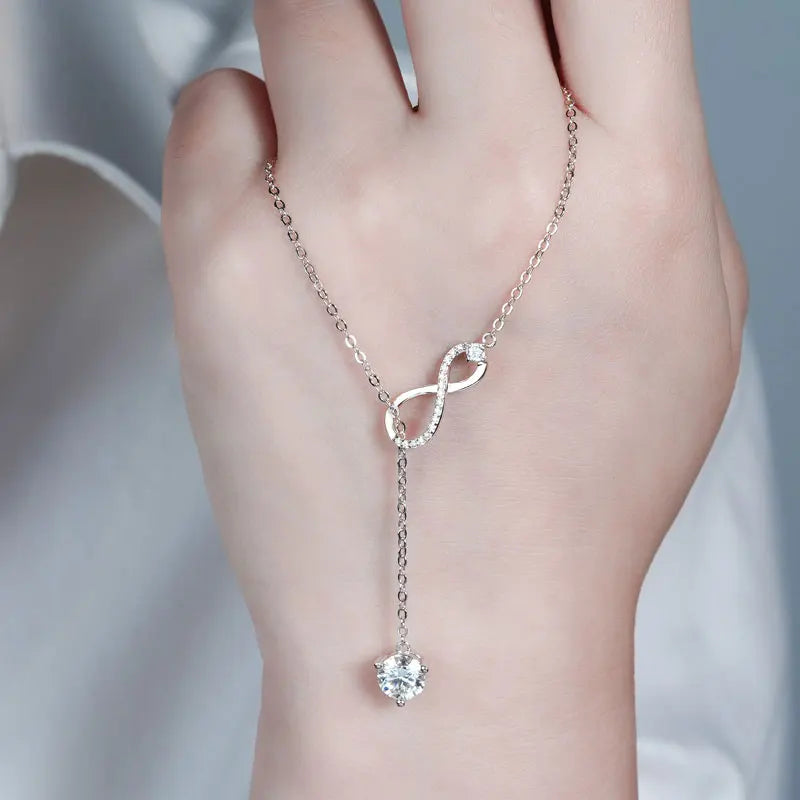 Silver Infinity Pendant Necklace with Moissanite OLVÉA