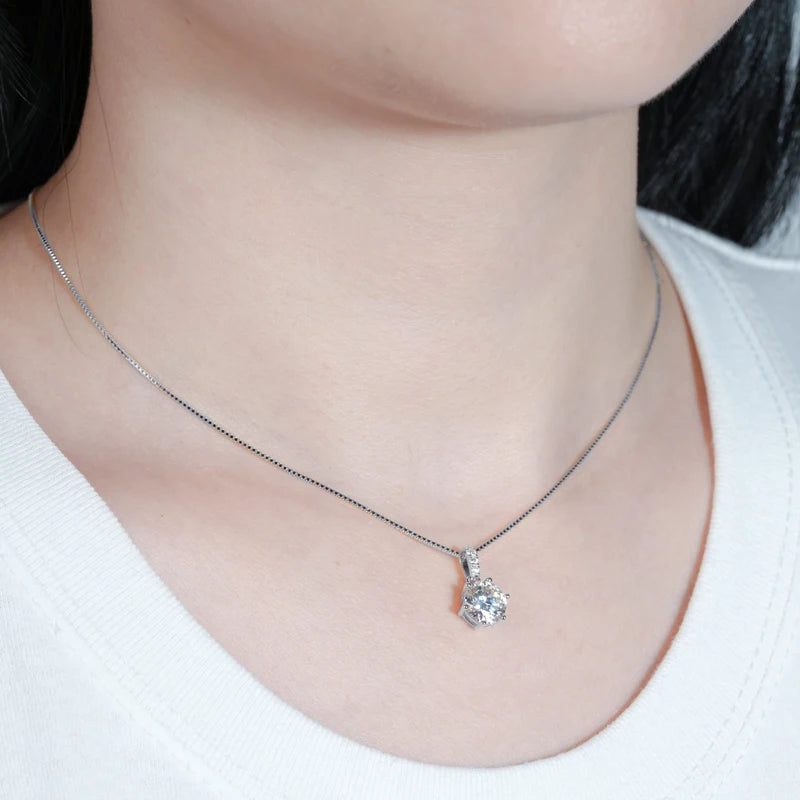 Silver Adjustable Pendant Necklace with Moissanite CAIRÉ